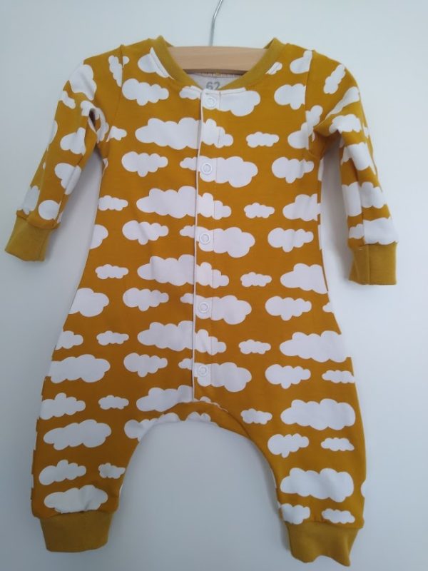 Jumpsuit okergeel met wolkjes maat 62
