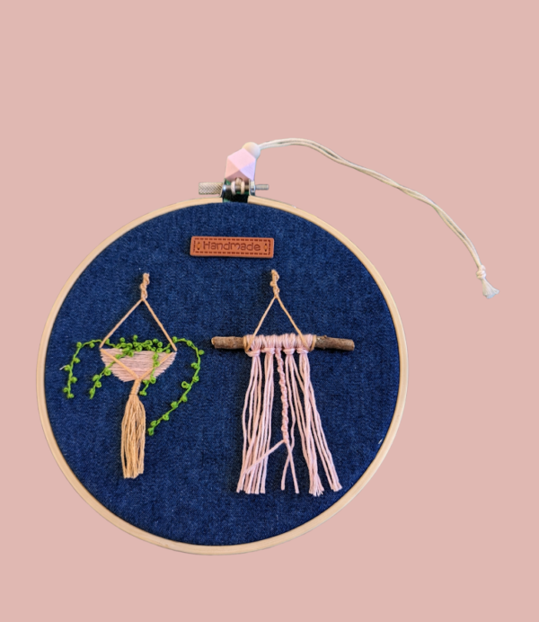 Borduurwerk met hangplant en roze hanger